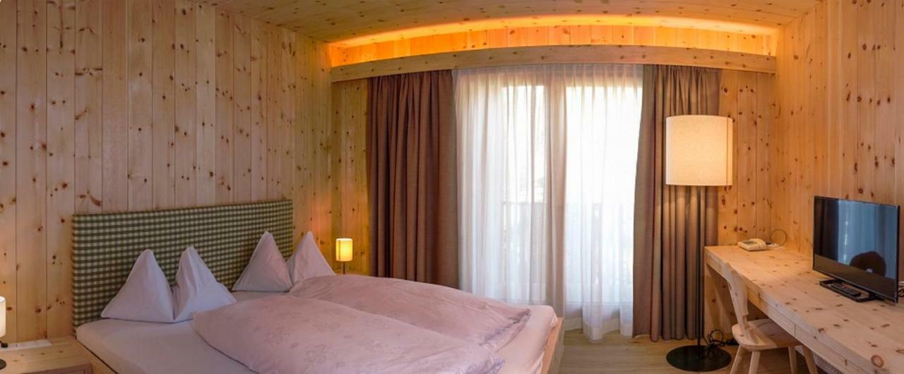 Hotel Schoenblick Sexten Esterno foto