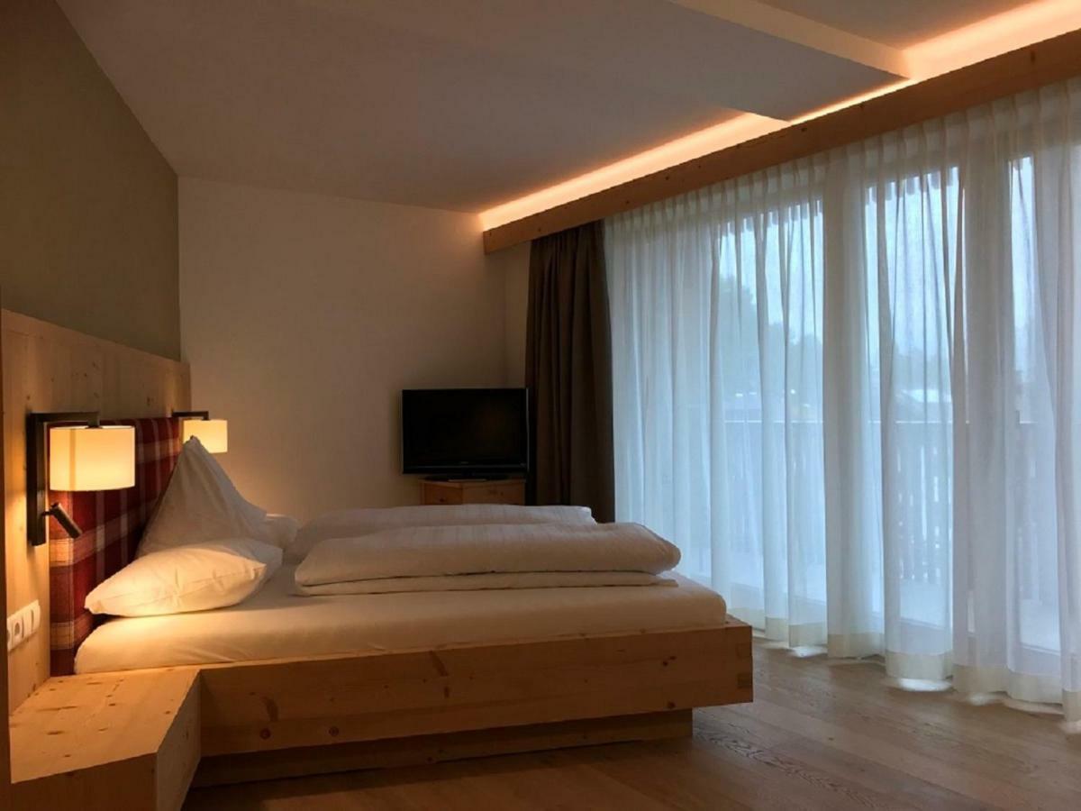 Hotel Schoenblick Sexten Esterno foto
